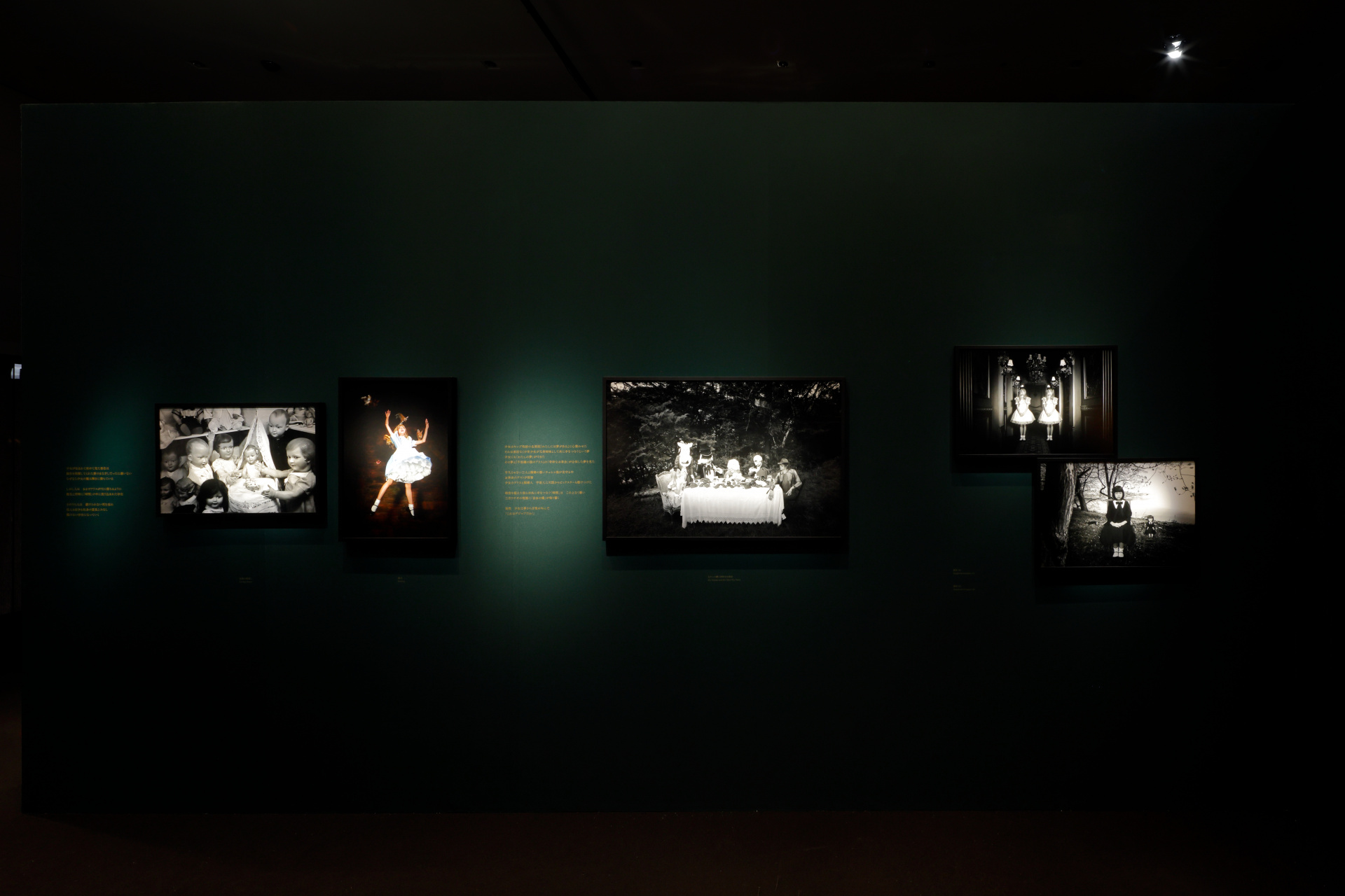 希少　美品　CHANEL　A girl philosophy 安珠 写真集 A girl philosophy -ある少女の哲学」安珠 写真展（シャネル