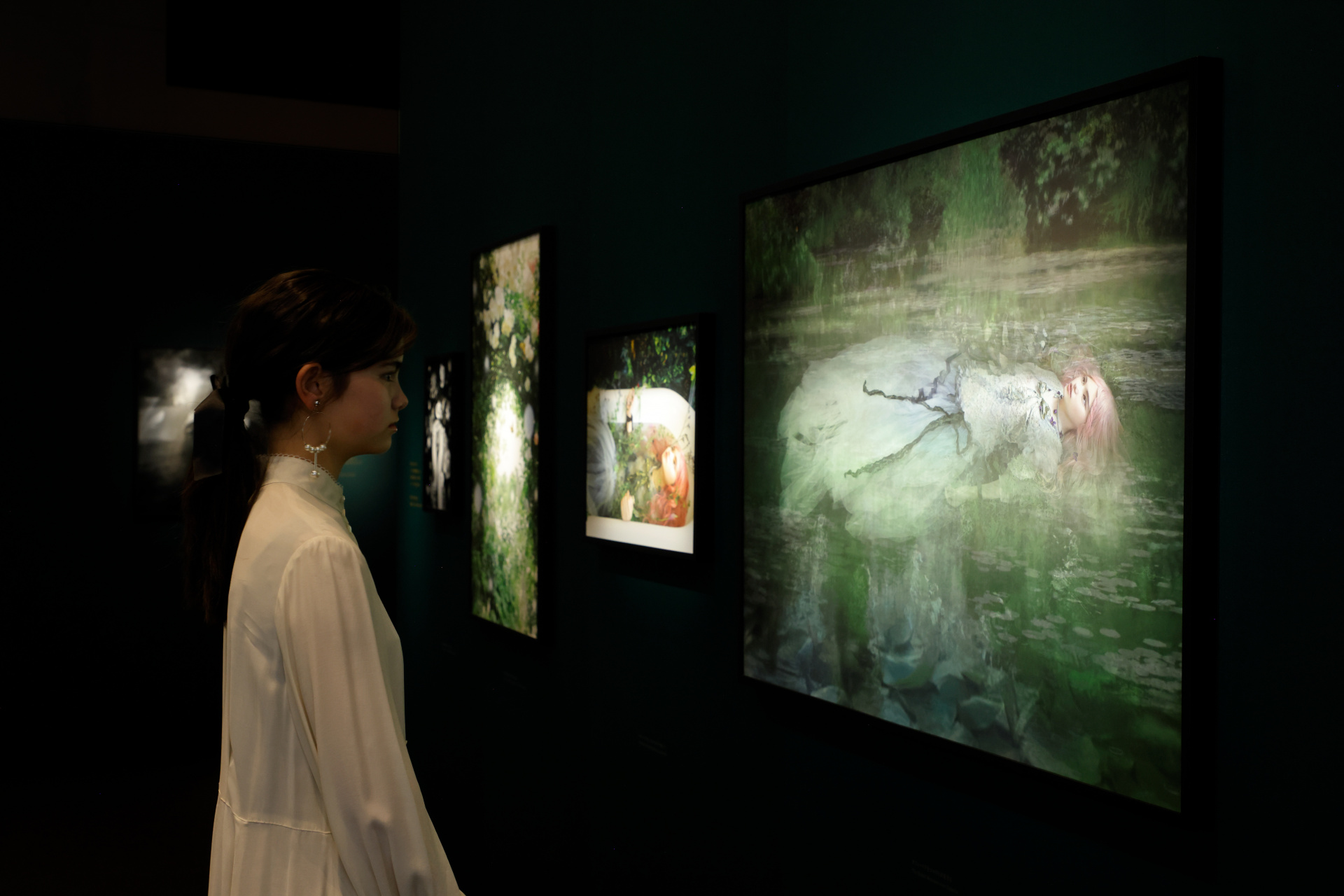 希少　美品　CHANEL　A girl philosophy 安珠 写真集 A girl philosophy -ある少女の哲学」安珠 写真展（シャネル