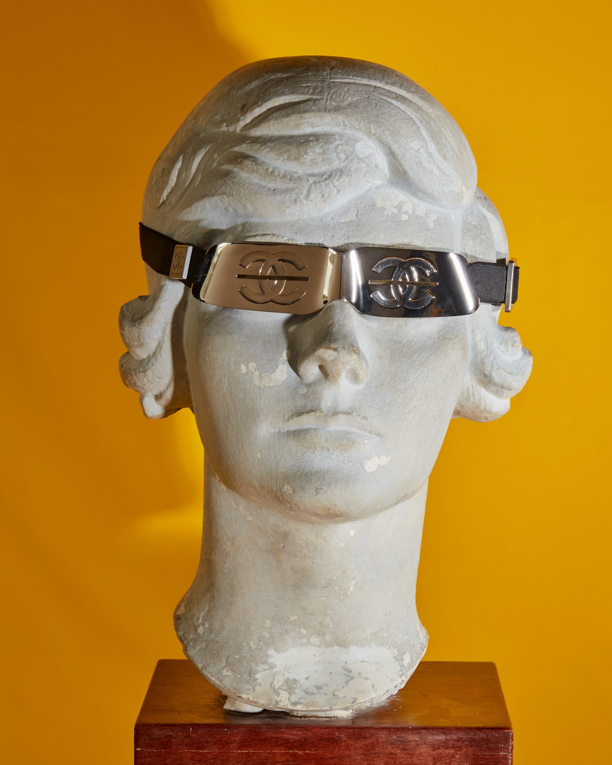 ジャック リプシッツ作 ココ シャネルの石膏像 1921年 CHANEL サングラス 2002/03年秋冬 プレタポルテ コレクション -パトリモアンヌ・シャネル蔵 ©CHANEL/Roe Ethridge