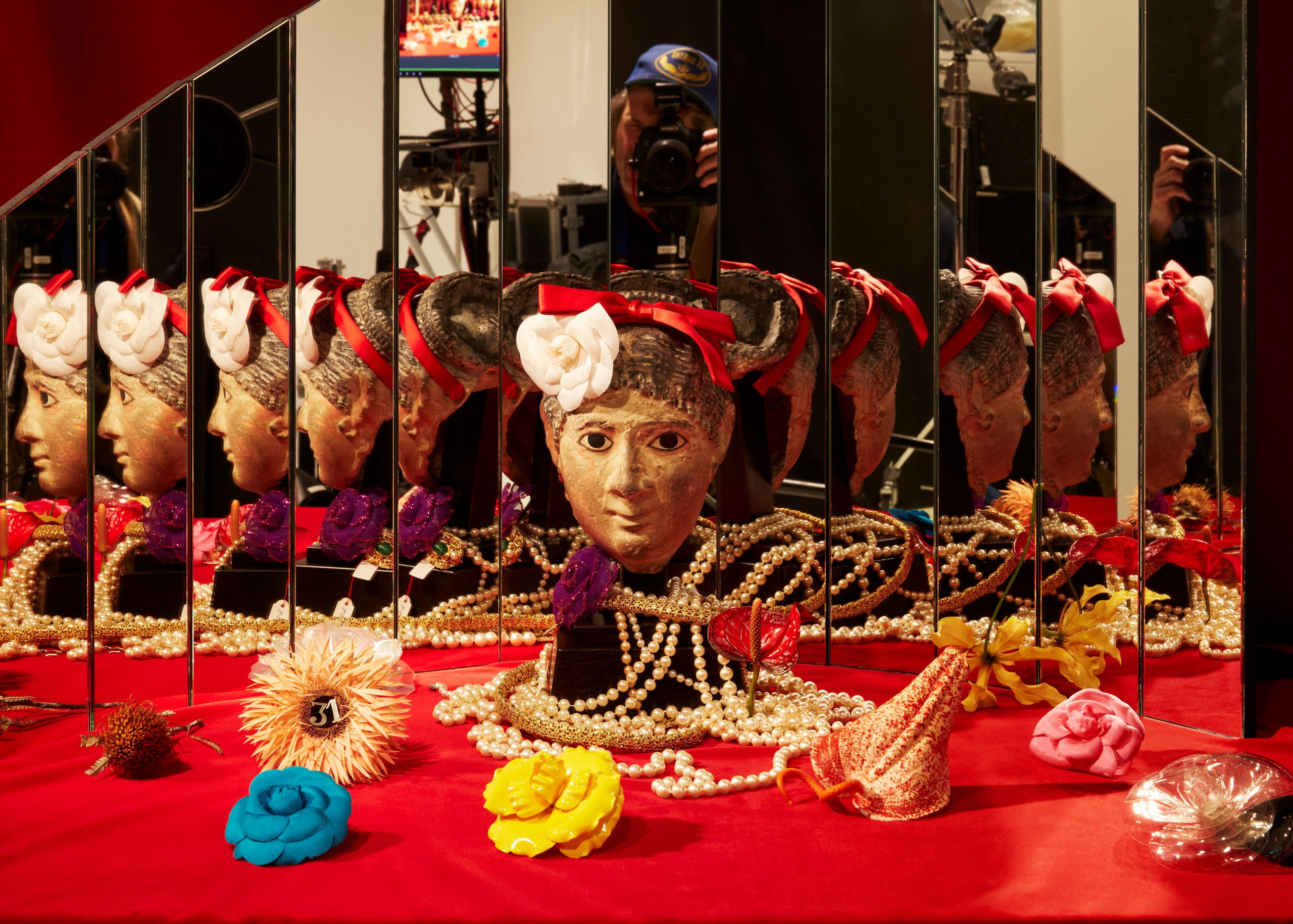 エジプトの葬儀用マスク 2世紀 -ガブリエル シャネルのアパルトマン（カンボン通り31番地）蔵 CHANEL パールネックレスとカメリア 1990年代 -パトリモアンヌ・シャネル蔵 ©CHANEL/Roe Ethridge