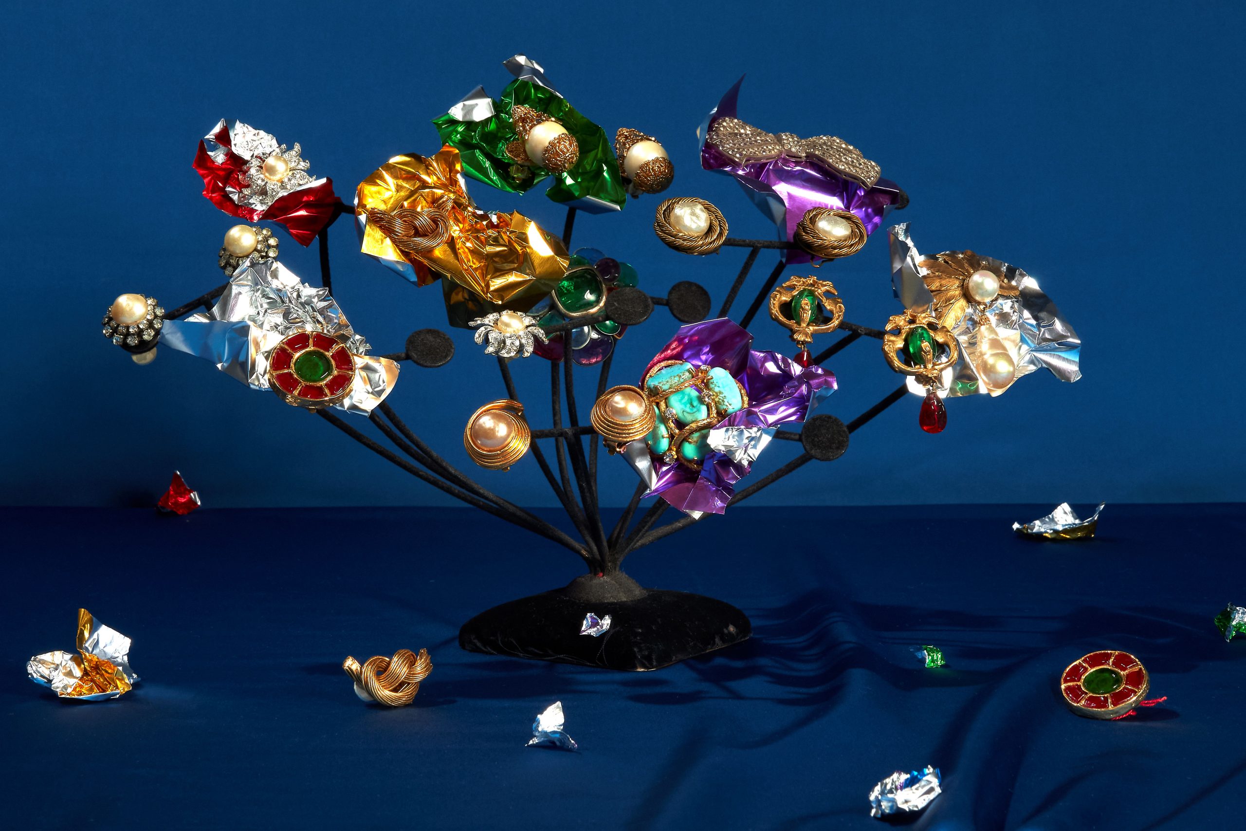 CHANEL ブローチとイヤリング(製作ゴッサンス) 1960年代デザイン復刻版 -パトリモアンヌ・シャネル蔵 ©CHANEL/Roe Ethridge